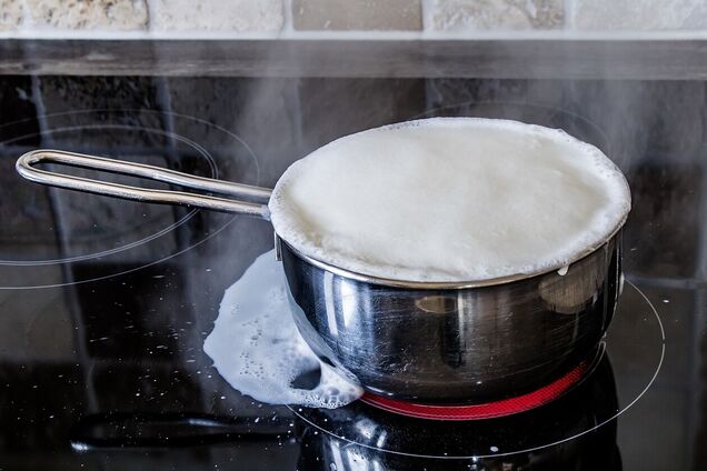 Плита блищатиме: хитрий трюк, як вимити кухню у важкодоступних місцях