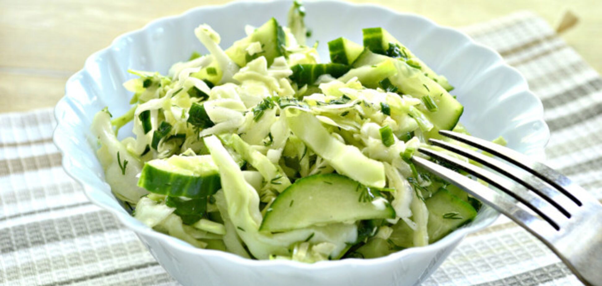 Без майонеза: легкий салат из свежей капусты с яблоком для ужина