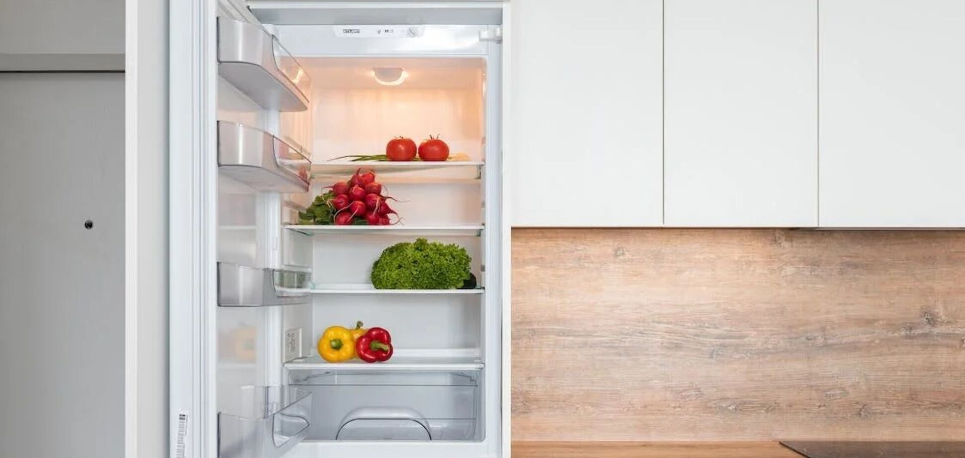 Як позбутися неприємного запаху з холодильника: дієві трюки