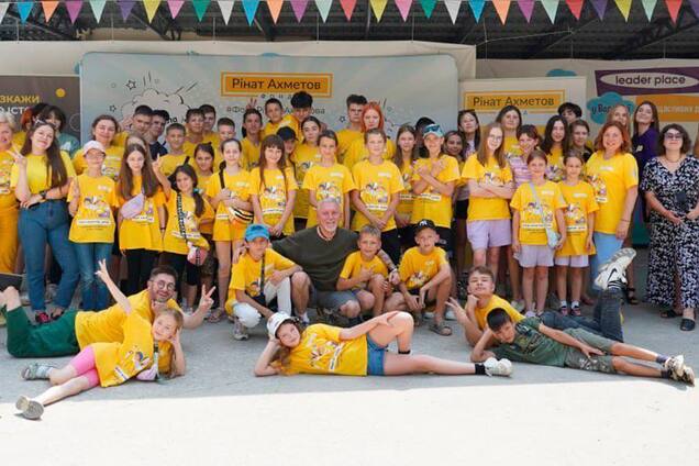 Как создавать интересные интервью: Суханов провел мастер-класс для детей в Блогер Кемпе от Фонда Рината Ахметова