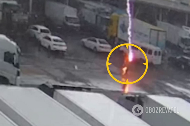 Кара небесна? У Краснодарі блискавка влучила у чоловіка на вулиці. Відео