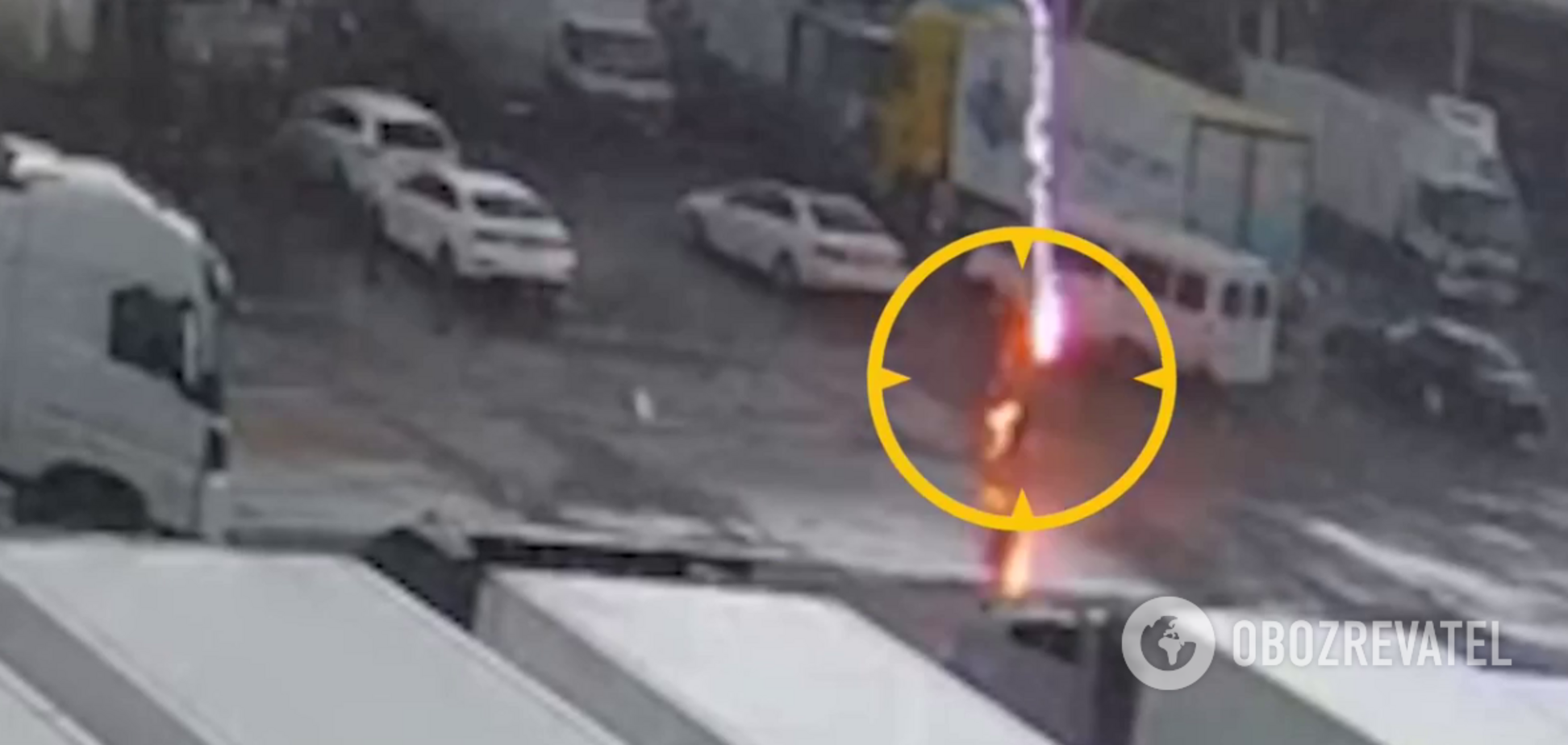 Кара небесная? В Краснодаре молния попала в мужчину на улице. Видео
