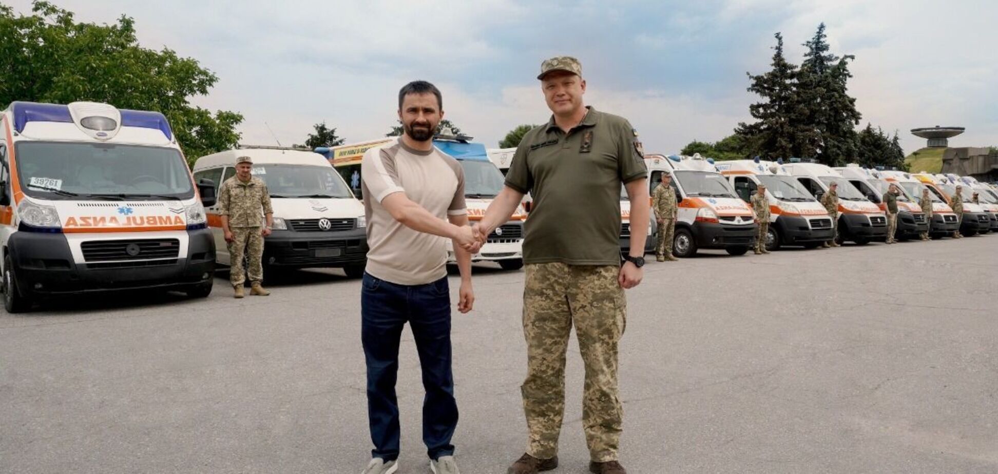 Украинские бойцы получили от 'Метинвеста' более 410 автомобилей и 1,2 млн литров горючего