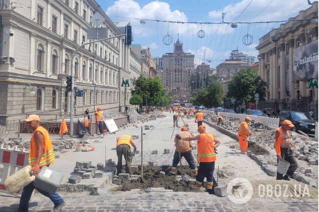 На вулиці ремонтують дорожнє покриття