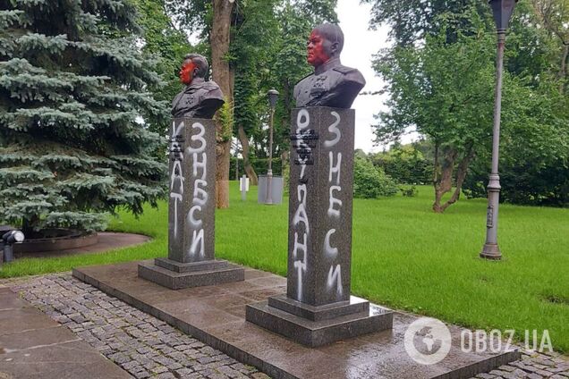 Неизвестные облили краской бюсты советских партизан