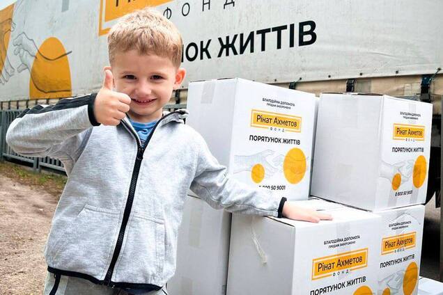 Вимушені переселенці у Дніпрі отримали 4 тисячі проднаборів від Фонду Ріната Ахметова