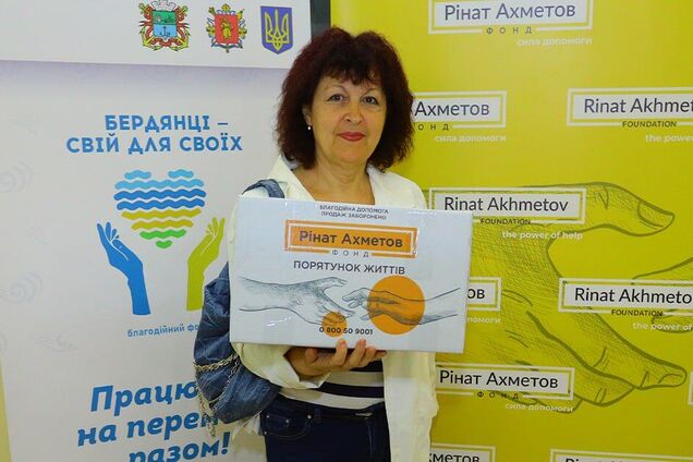Фонд Рината Ахметова передал в Запорожье гуманитарную помощь для переселенцев из Бердянской громады