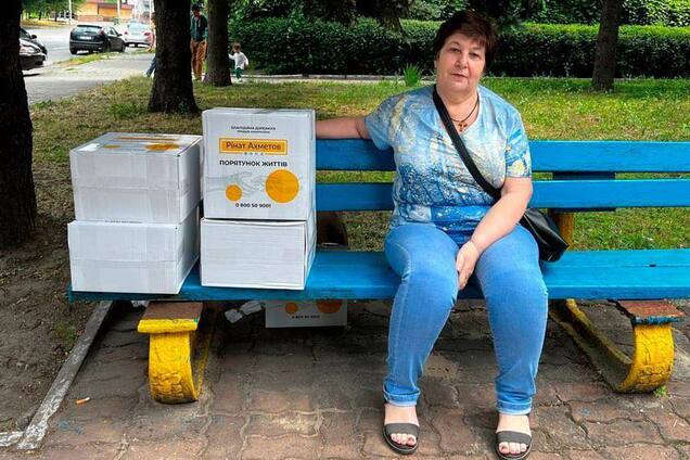 В Днепре выдали помощь от Фонда Рината Ахметова для переселенцев из Волновахской громады