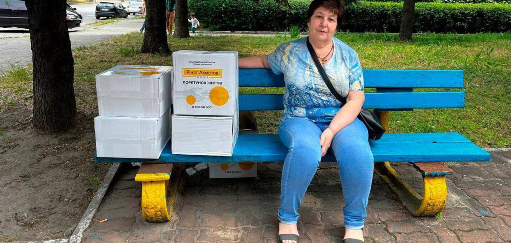 В Днепре выдали помощь от Фонда Рината Ахметова для переселенцев из Волновахской громады