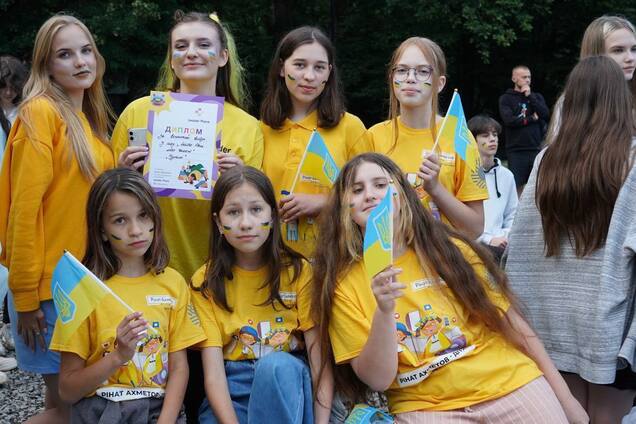 Теплі спогади та корисні навички: завершилася літня зміна 'Блогер Кемп' від Фонду Ріната Ахметова