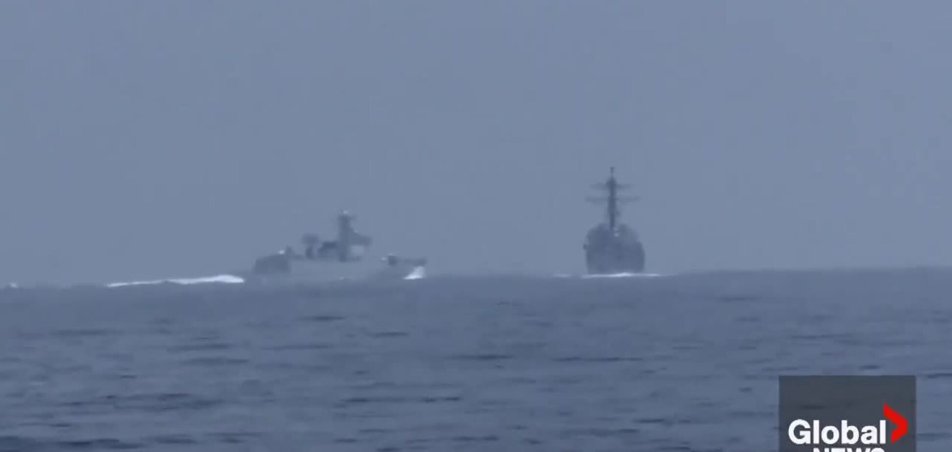 Китайський військовий корабель влаштував провокацію з американським есмінцем