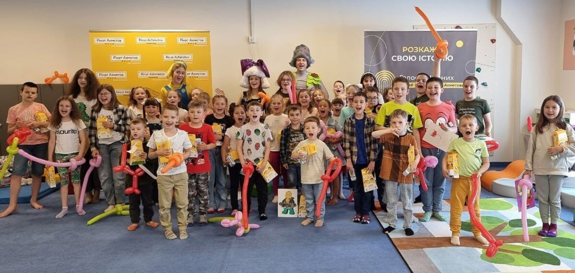 Развлечения и сладкие подарки: Фонд Рината Ахметова устроил праздник для детей из Мариуполя