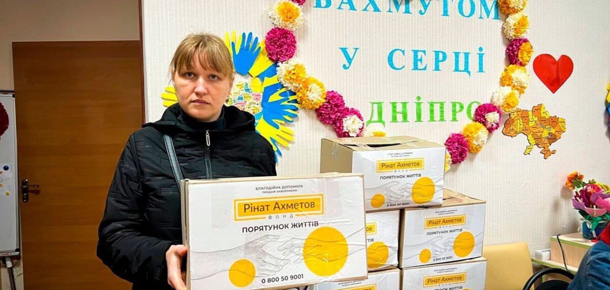 Переселенцы из Бахмута получили проднаборы от Фонда Рината Ахметова в Днепре