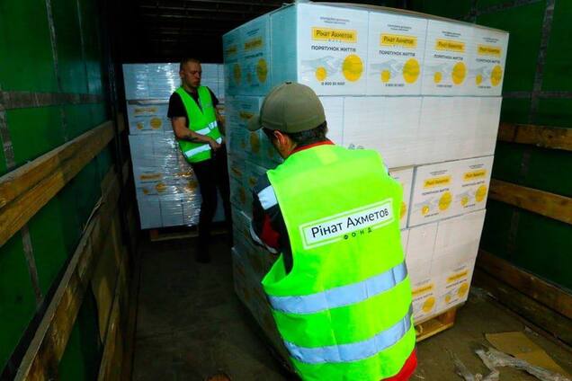 Фонд Ріната Ахметова відправив 4 тисячі проднаборів постраждалим внаслідок підриву Каховської ГЕС