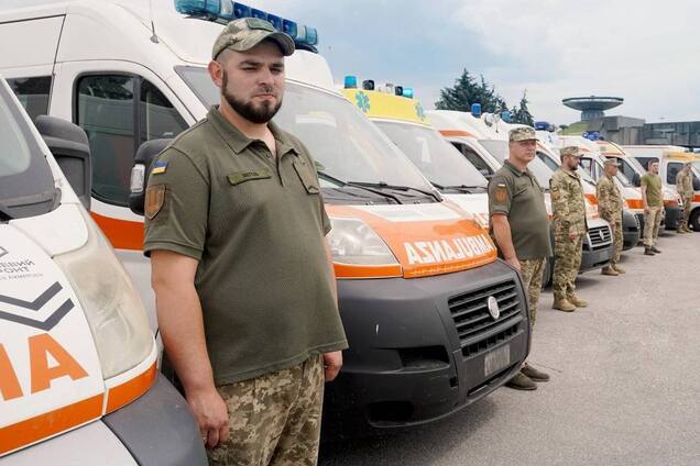 Медики ВСУ получили от 'Стального фронта' 30 авто скорой помощи