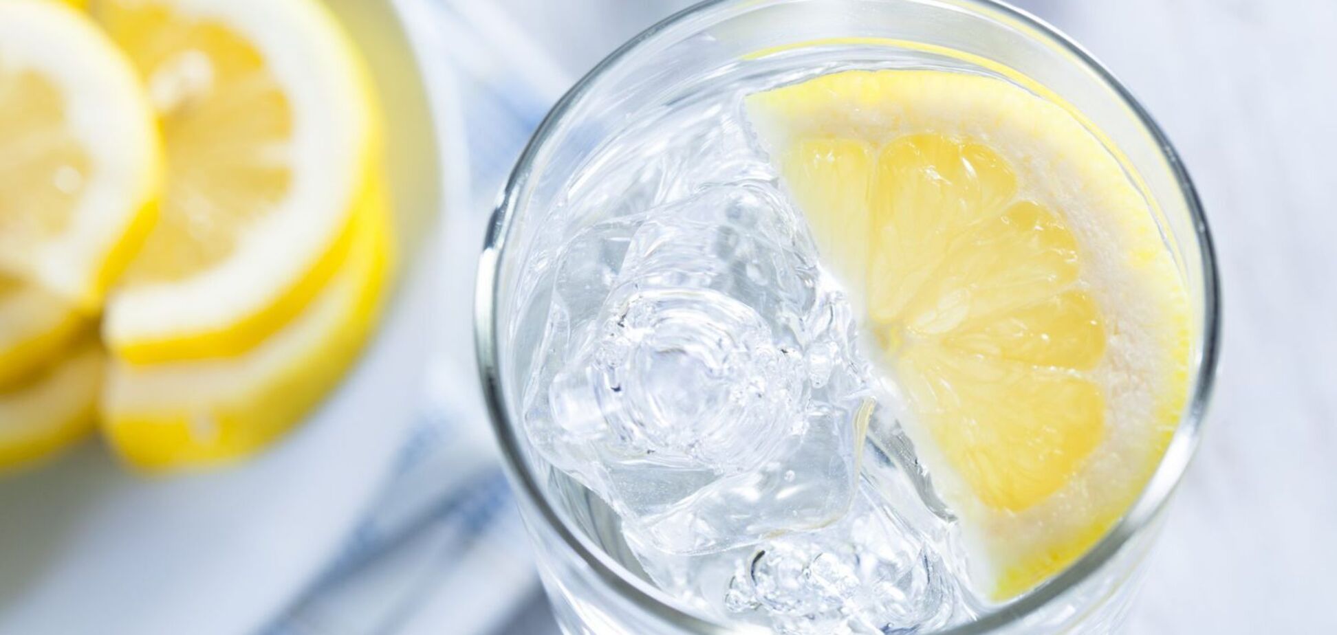Можно ли пить воду с лимоном утром натощак: отвечает специалист