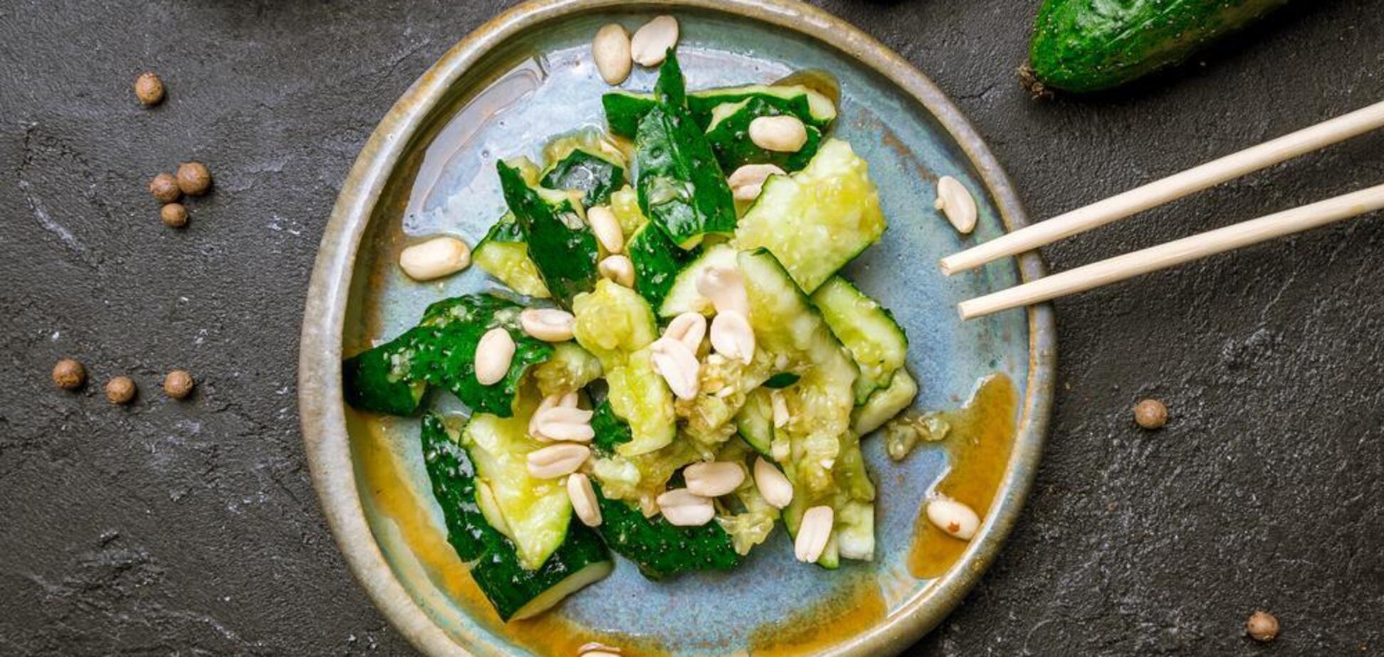 Биті огірки по-китайськи: класичний рецепт пікантної закуски за 1 годину