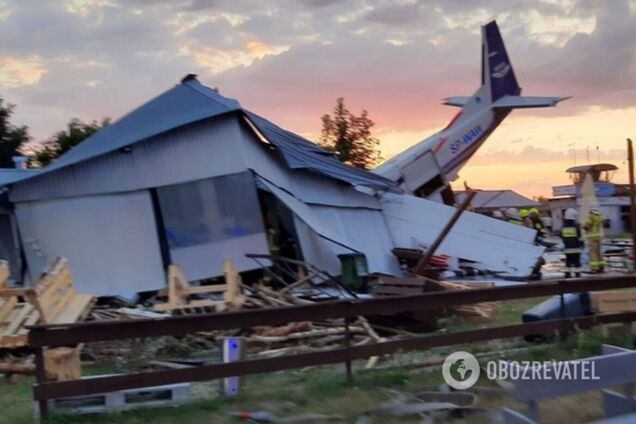 В Польше самолет упал на ангар, где люди укрывались от дождя: есть жертвы и пострадавшие. Фото