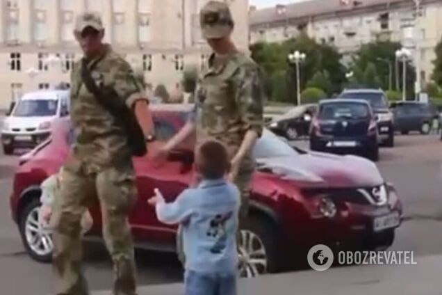 'Дякую за кожен день': маленький герой хіта про 'Паску' зворушив військових вчинком. Відео 
