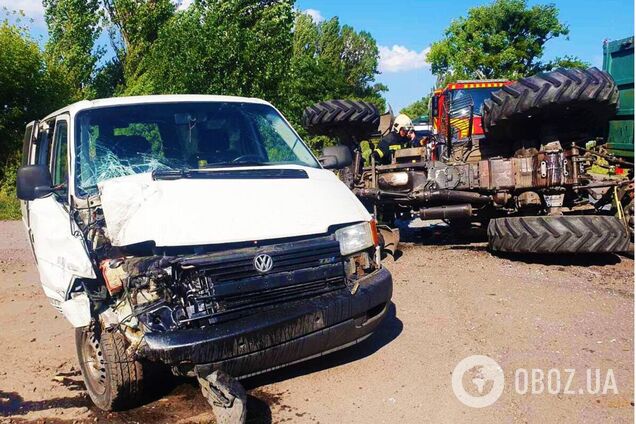 В результате столкновения трактор перевернулся на бок