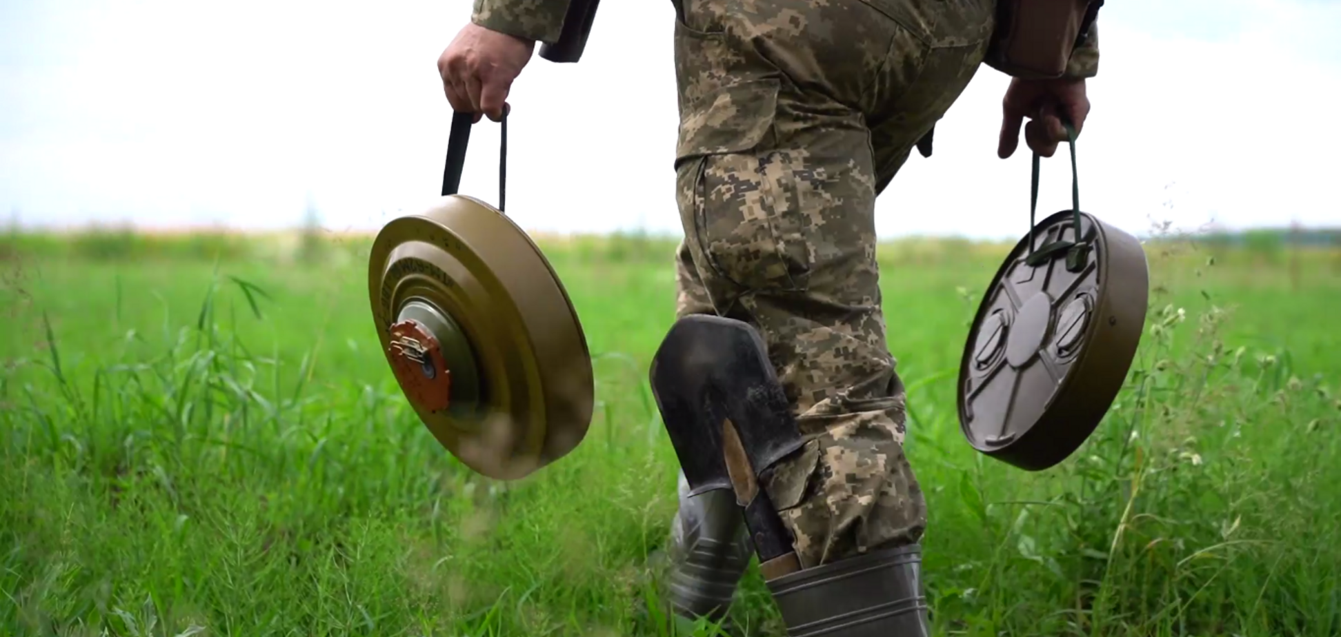 Военные устанавливают минные ограждения