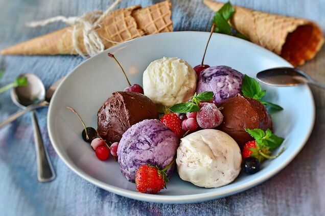 Домашнее мороженое из сливок, сгущенки и ягод: рецепт самого вкусного летнего десерта