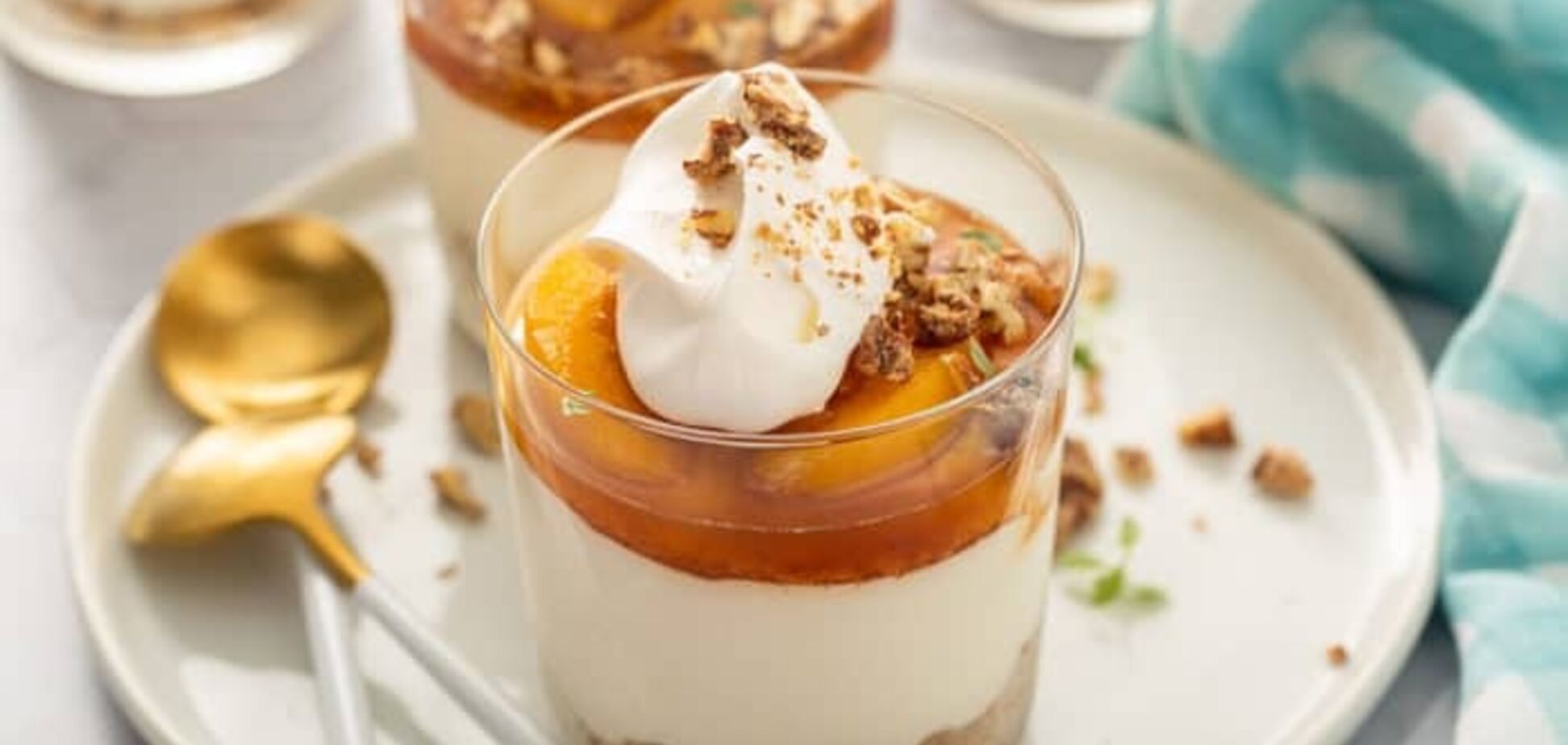 Елементарний десерт з персиками без випікання в склянці: застигає в холодильнику 