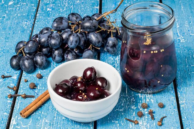 На вкус, как оливки: как правильно замариновать виноград на зиму