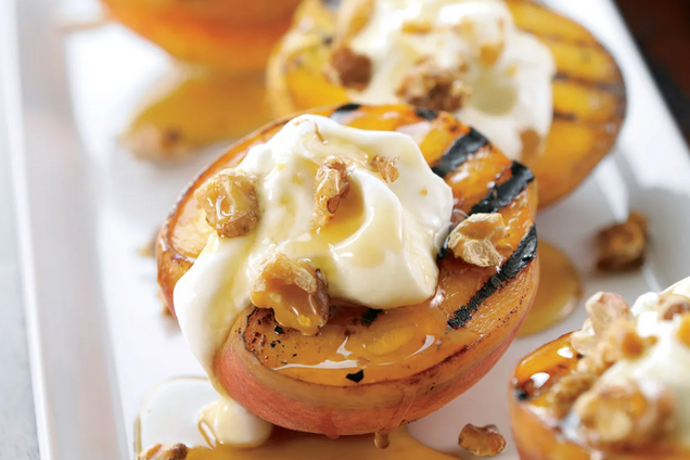 Запеченные абрикосы с сыром и медом: летний десерт за 10 минут