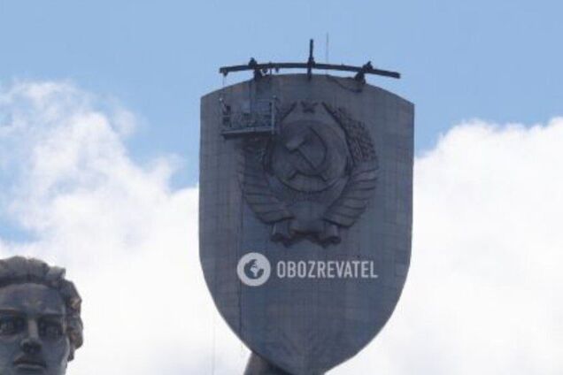 З монумента 'Батьківщина-Мати' почали демонтувати радянський герб