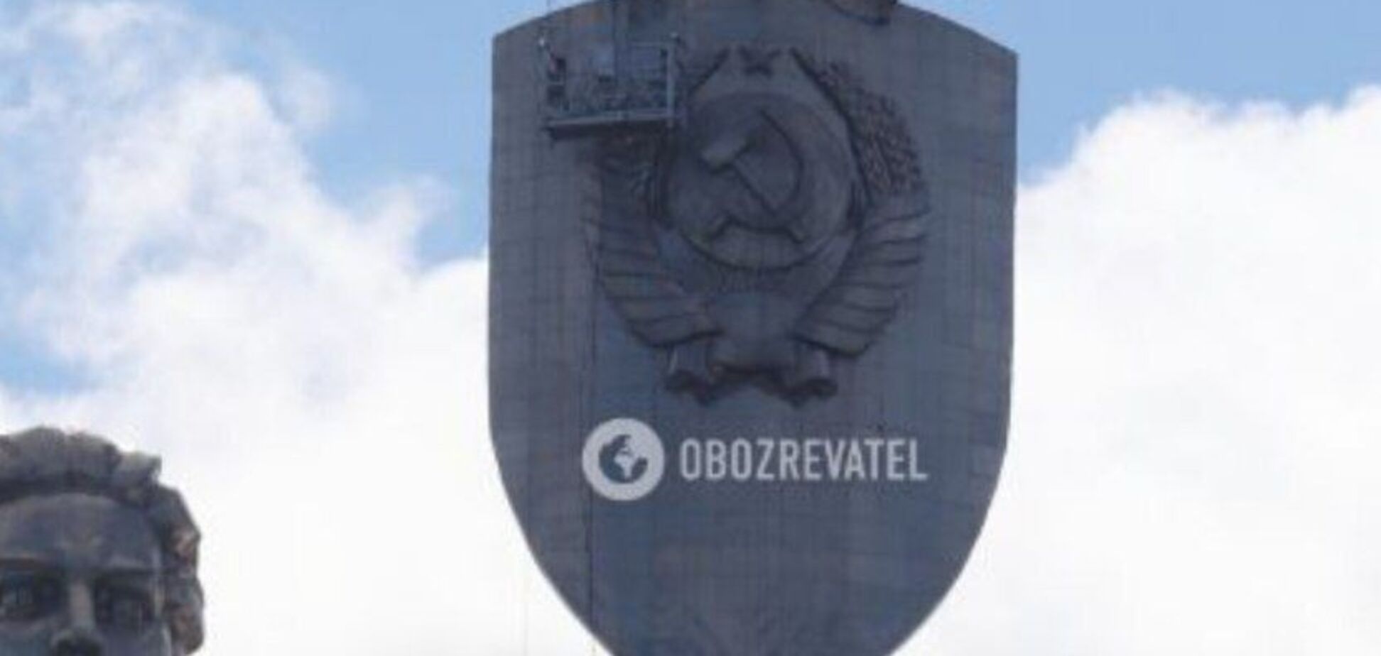 З монумента 'Батьківщина-Мати' почали демонтувати радянський герб