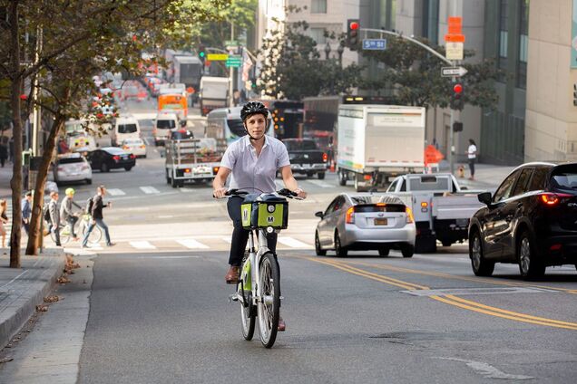 Е-велосипед против авто: в чем преимущества двухколесного транспорта