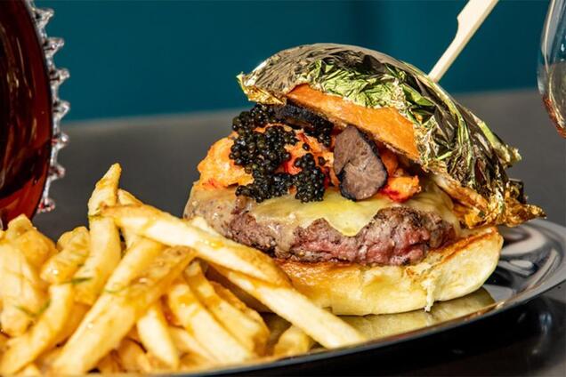 Найдорожчий бургер за $700 з ікрою та золотом: за що деруть шалені гроші у ресторані Drury Beer Garden