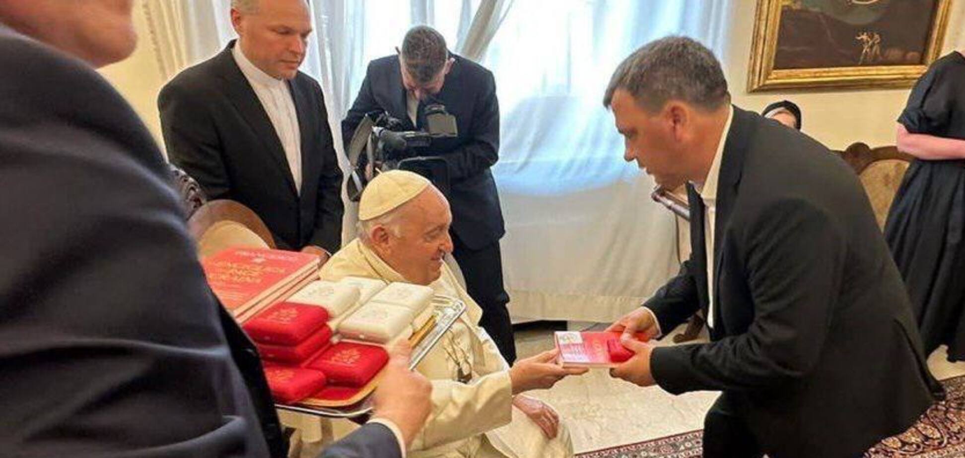Владимир Ободзинский, герой Музея 'Голоса Мирных' Фонда Рината Ахметова, встретился с Папой Римским