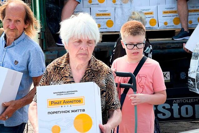 У прифронтову Званівку на Донеччині привезли проднабори від Фонду Ріната Ахметова