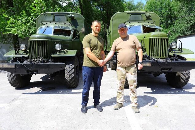 Украинские бойцы получили 5 бронированных микроавтобусов от 'Стального фронта'