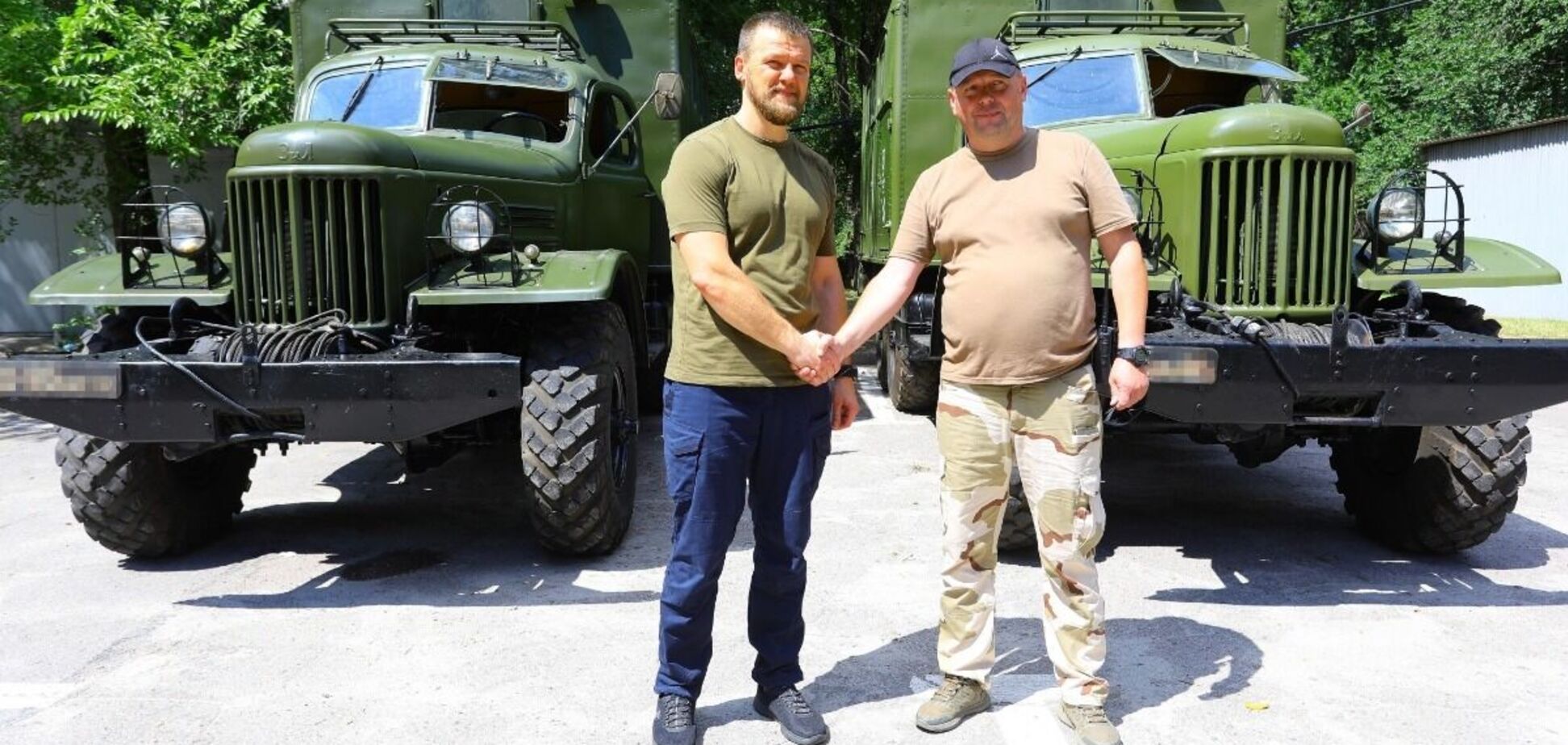 Українські бійці отримали 5 броньованих мікроавтобусів від 'Сталевого фронту'