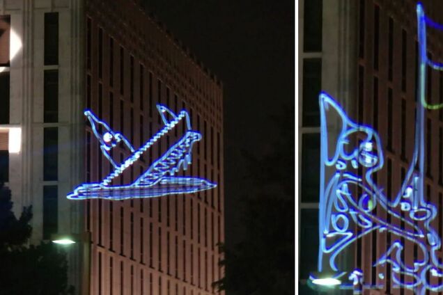 На стіні посольства РФ у Вашингтоні спроєктували роботи українського художника Тітова: росіянам на відповідь забракло креативу. Фото