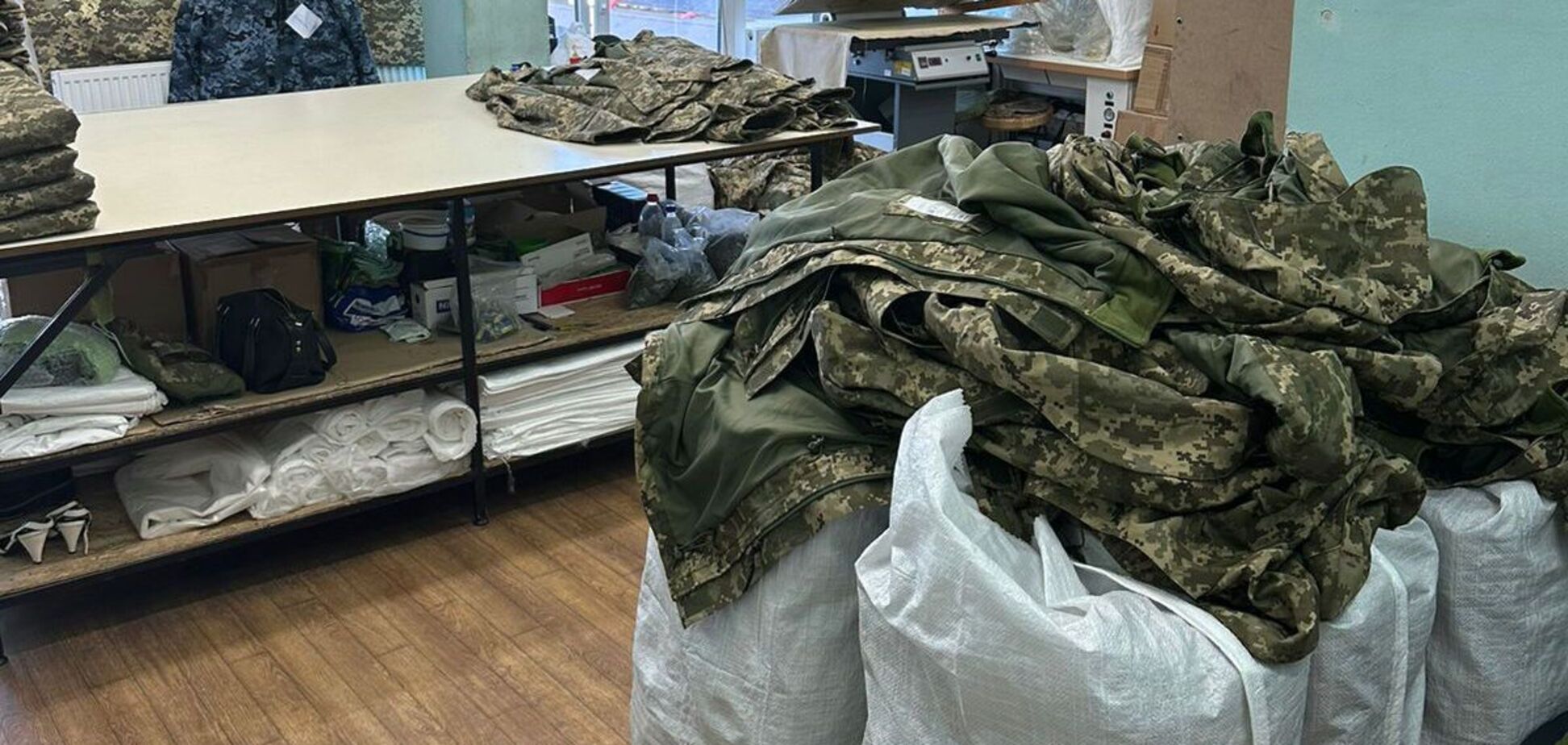 Хто постачав форму