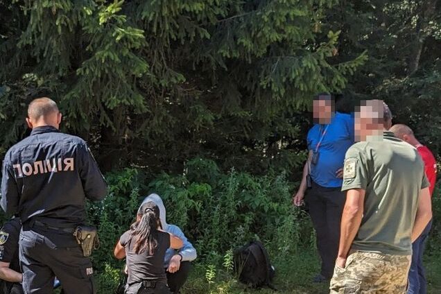 Добу блукав у лісі: на кордоні з Румунією прикордонники знайшли знесиленого ухилянта. Фото