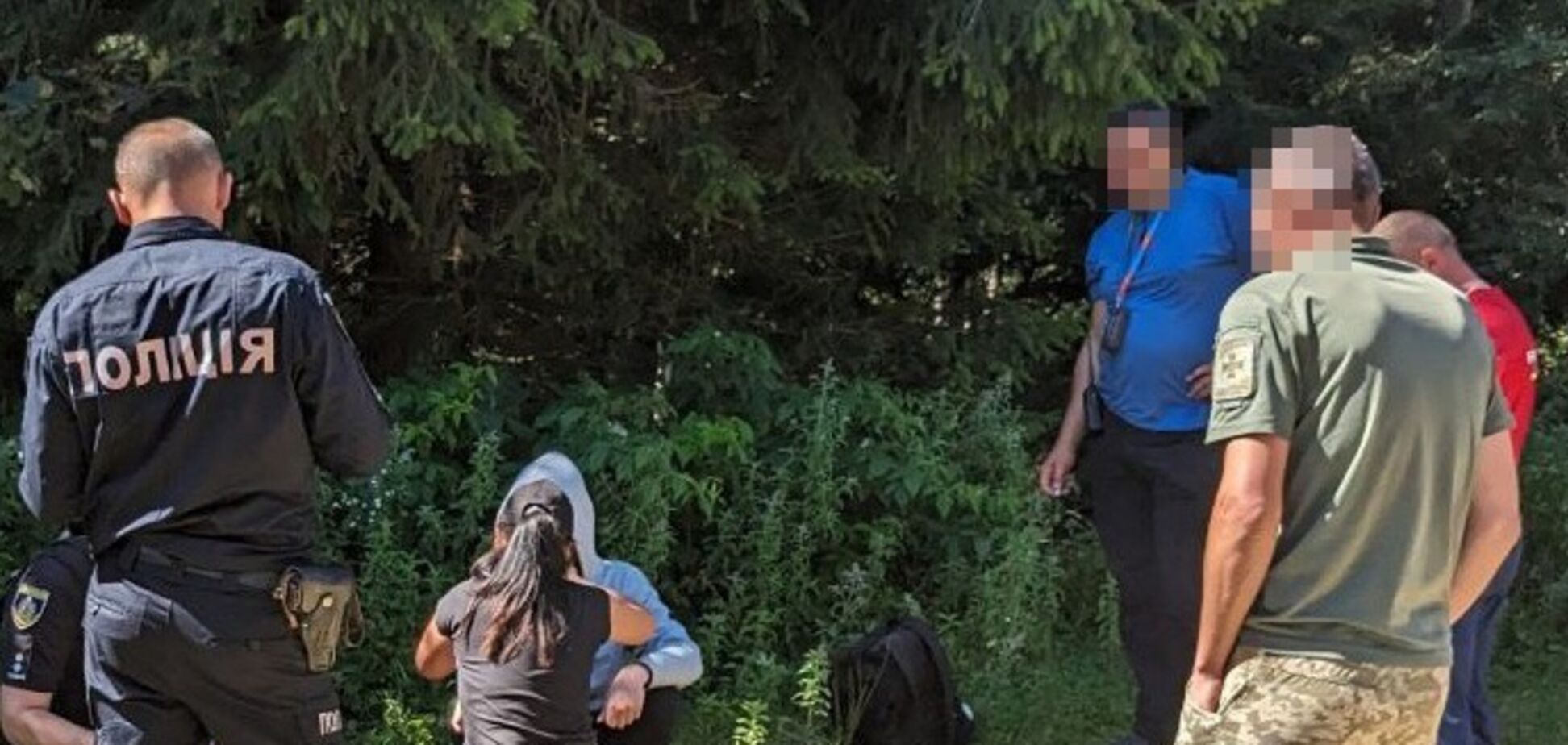 Добу блукав у лісі: на кордоні з Румунією прикордонники знайшли знесиленого ухилянта. Фото