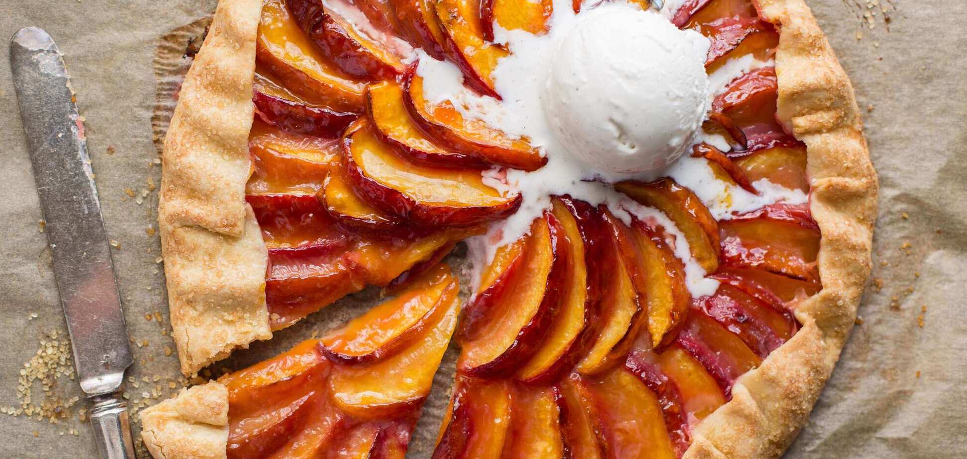 Хрустящая галета со свежими персиками: из какого теста приготовить