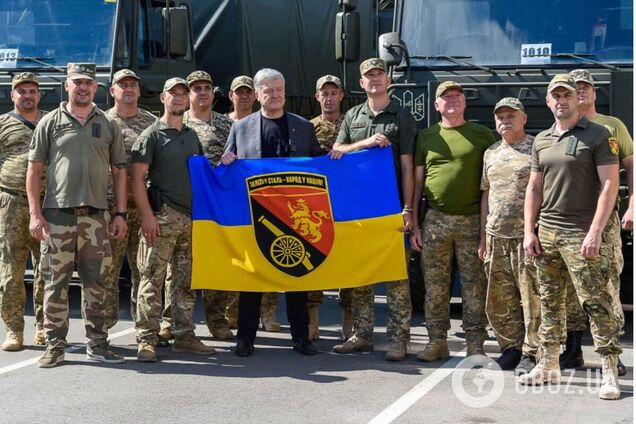 Снаряды будут лететь в правильном направлении: Порошенко передал технику артиллеристам и везет большой груз на восточный фронт