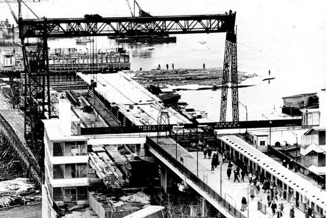 Перша лінія метро була відкрита 6 листопада 1960 року