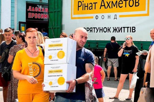 У Добропілля на Донеччину привезли продуктові набори від Фонду Ріната Ахметова