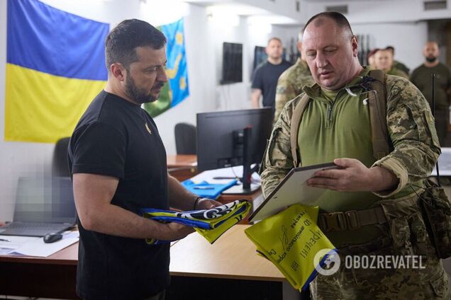 Зеленський показав шеврони, які отримав від воїнів ЗСУ під час поїздки на Запоріжжя, і подякував захисникам. Фото 