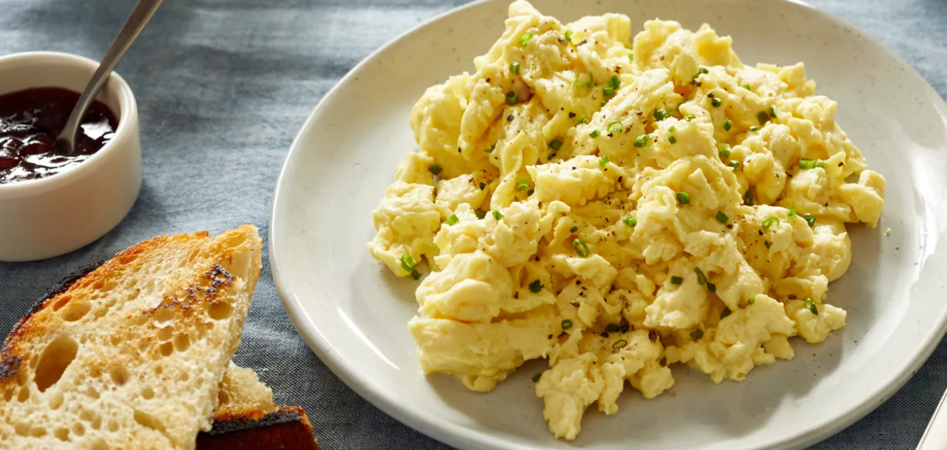 Не яєчня і не омлет: що цікавого приготувати з яєць на сніданок за 10 хвилин