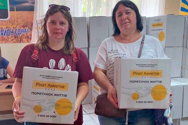 У Києві розпочали видачу допомоги від Фонду Ріната Ахметова переселенцям з двох громад Донецької області