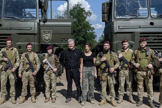 Лучшие тягачи для наших САУ: Порошенко привез артиллеристам ДШВ грузовики Foden