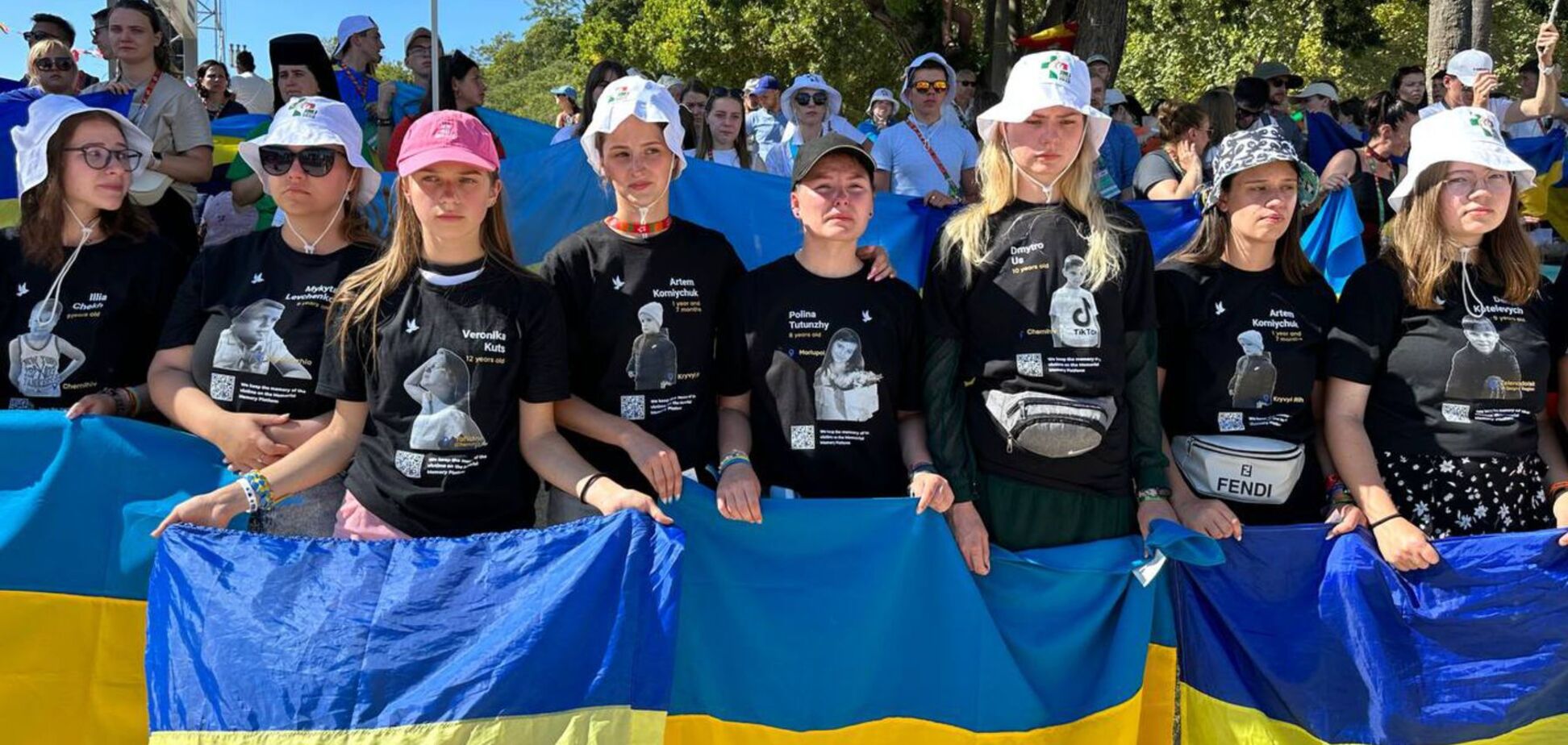 На черных футболках портреты убитых Россией детей: украинская молодежь пришла на Крестный путь с Папой в символическом наряде